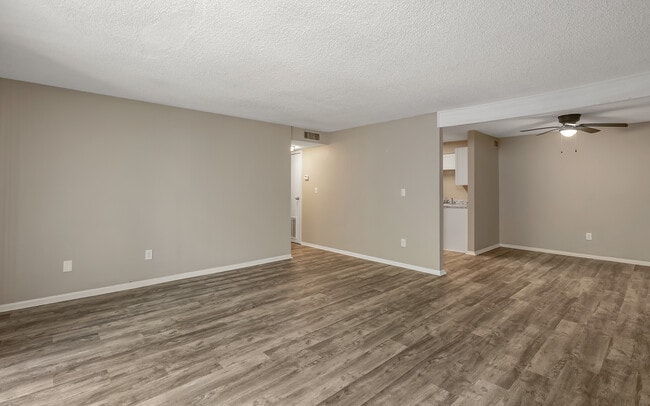 Building Photo - Lifestyle on Lakeshore