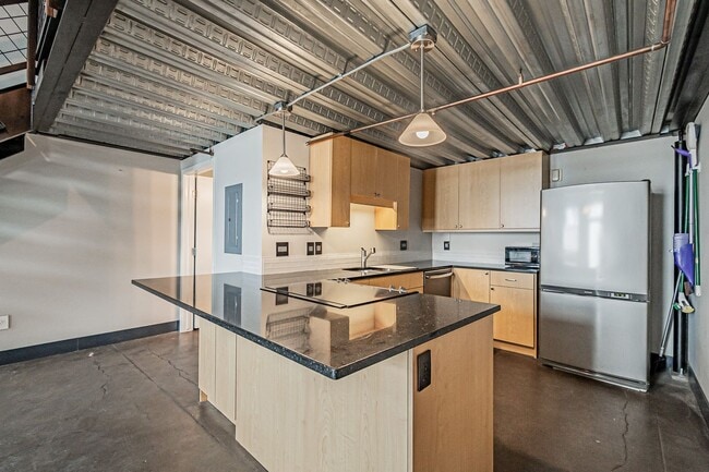 Building Photo - Industrial 1BD, 1BA Loft in Arts District ...