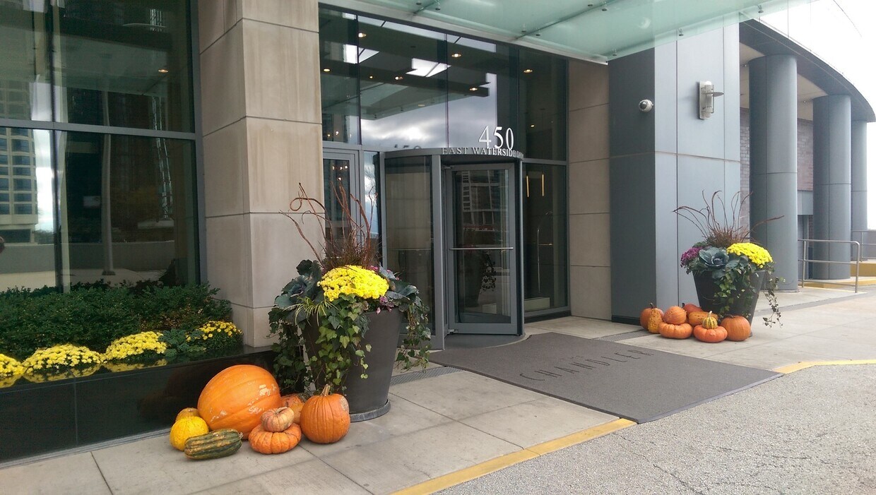 Foto principal - 450 E Waterside Dr