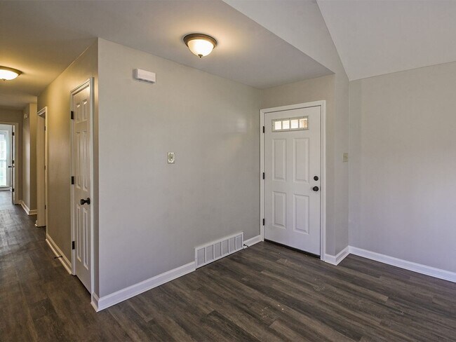 Foto del edificio - UPDATED 3 bed, 2 bath home near S. Germant...