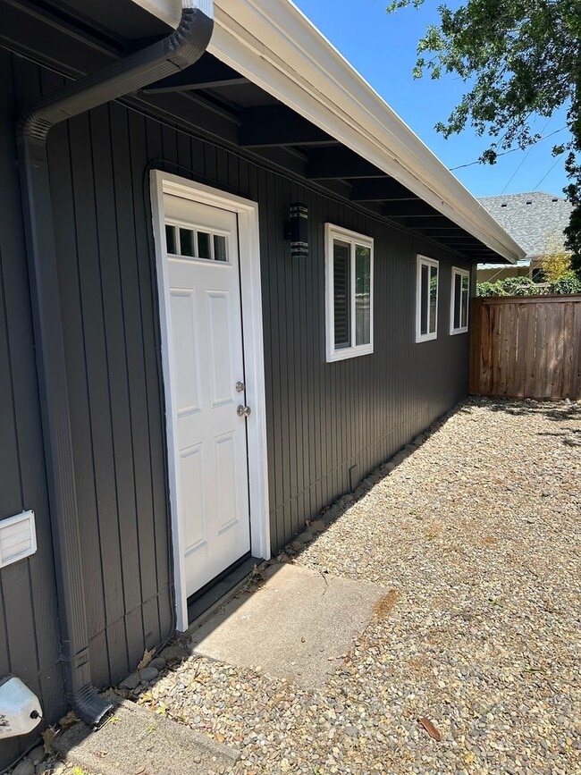 Building Photo - Beautifully updated 2 bedroom 1 bath duplex in a great neighborhood!