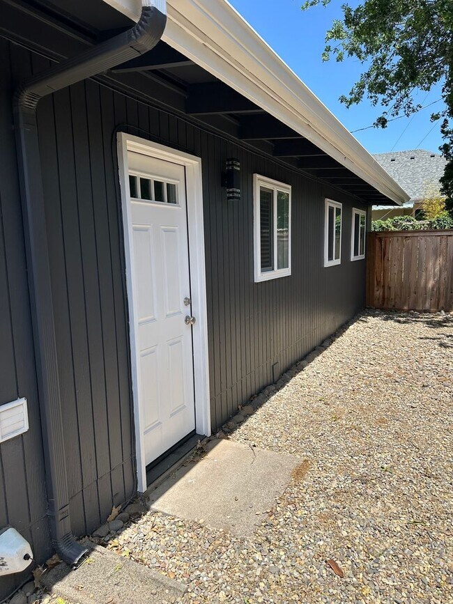 Foto del edificio - Beautifully updated 2 bedroom 1 bath duplex in a great neighborhood!