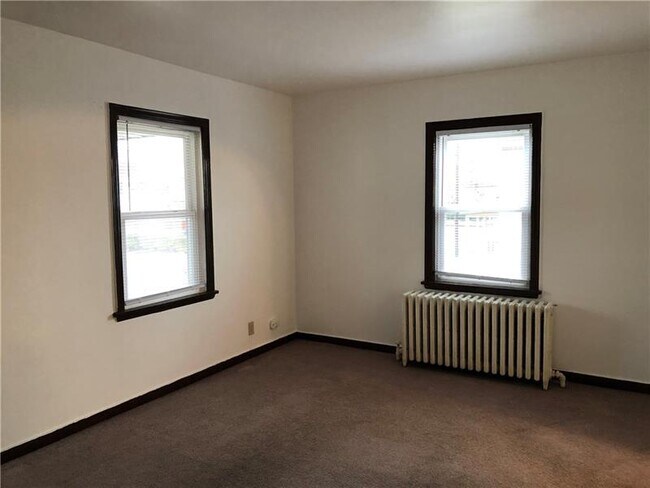 Building Photo - 213 2nd St