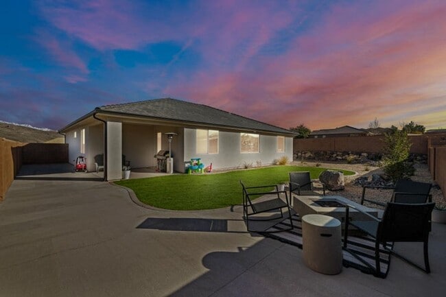 Building Photo - Beautiful Home Near Grandpa's Pond!!