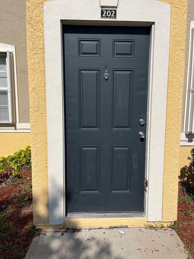 Puerta principal - 5692 Star Rush Dr