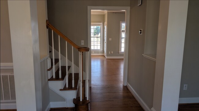 Foto del edificio - 527 Competition Rd