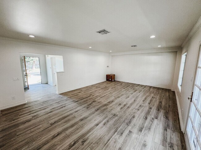 Foto del edificio - Beautifully Remodeled 4 Bed, 3.5 Bath Home...