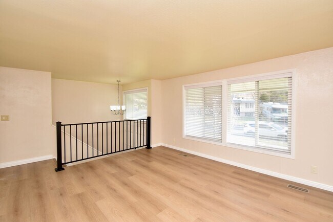 Building Photo - Spacious 5 Bedroom 3 Bathroom Home in Sandy!