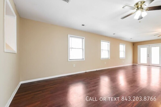 Foto del edificio - 6088 Bears Bluff Rd
