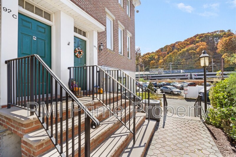 Primary Photo - 92 E Blackwell St