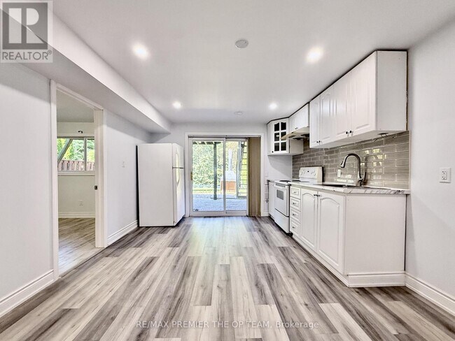 Building Photo - 120 Royal Palm Dr