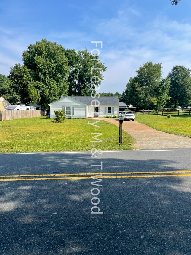 Primary Photo - 12917 Idlewild Rd