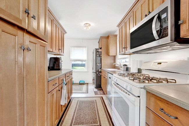 Building Photo - 340 S Lodge Ln