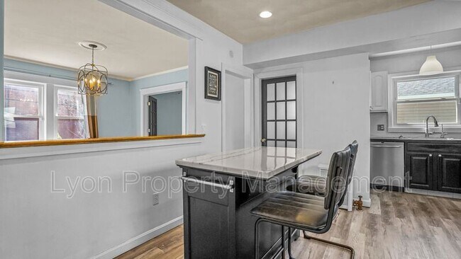 Building Photo - 456 Eaton St