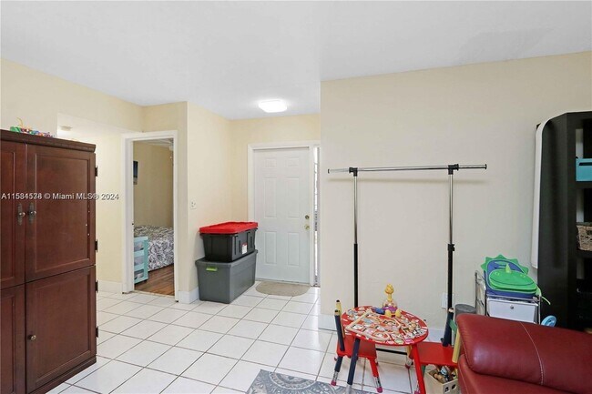 Building Photo - 8211 Northwest 191st Street Apt #3-D, Hial...