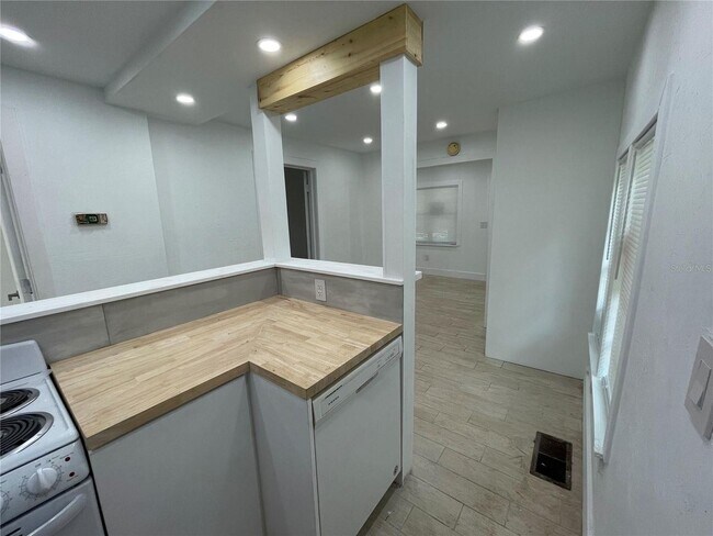 Building Photo - 2 br, 1 bath House - 1304 NE 3rd Avenue