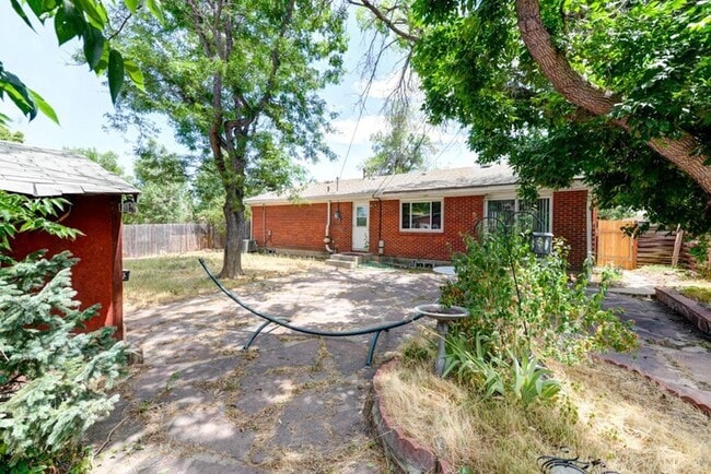 Foto del edificio - "Rare Find" Updated Large 5 Bedroom home W/Finished Basement!