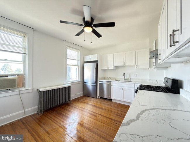 Building Photo - 1333 W 40th St