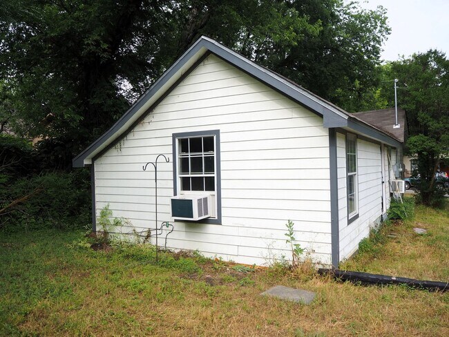 Building Photo - 1 Bed - 1 Bath House near UNT