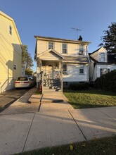Building Photo - 72 Huntington St