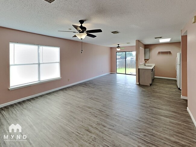 Foto del edificio - 7009 Blossom Creek