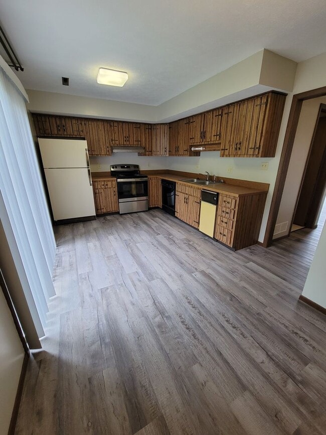 Building Photo - Near Med Center 2 Bedroom, 1.5 Bathroom Townhouse Available 8/5/26