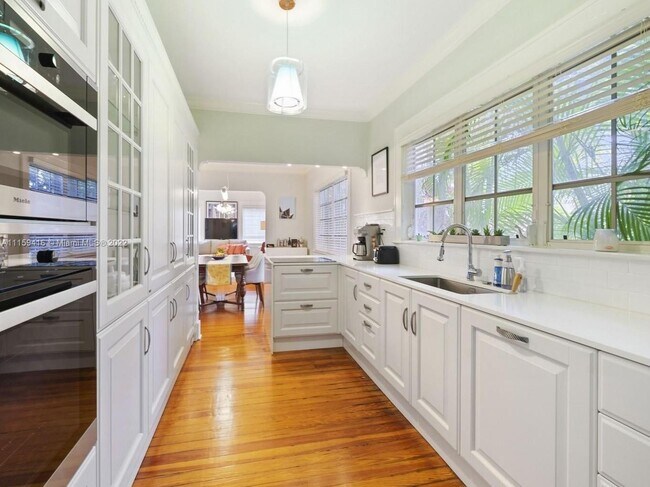 Building Photo - 533 Alcazar Ave