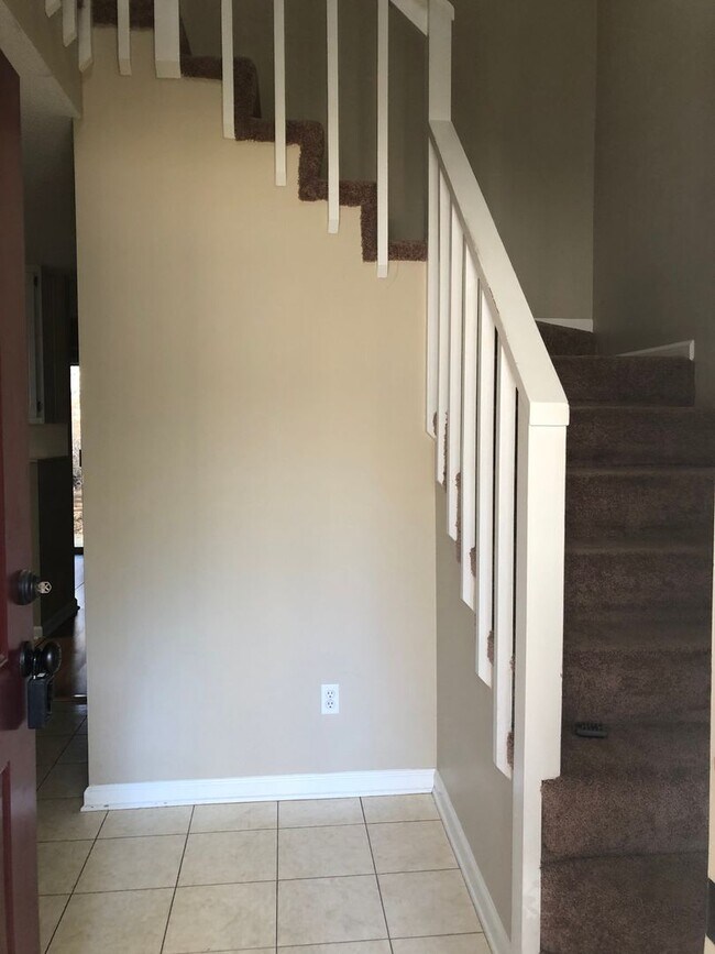 Foto del edificio - Rolling Acres - End Unit!  CARPET/LVP. WAS...