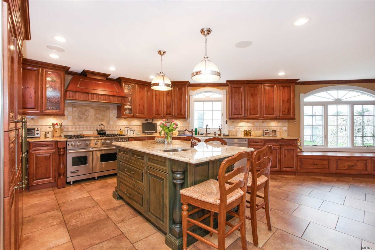 Primary Photo - 12 Whaleneck Dr