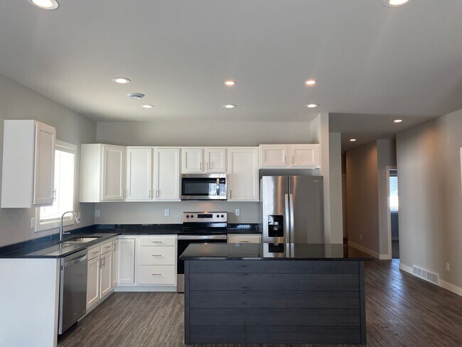 Building Photo - 3 BEDROOM/2 BATHROOM (1,397 sq feet) ~ New...