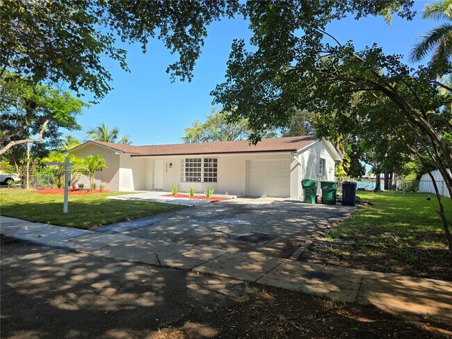 Foto del edificio - 13920 Kendale Lakes Blvd