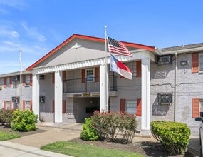 Building Photo - 8345 Park Pl Blvd