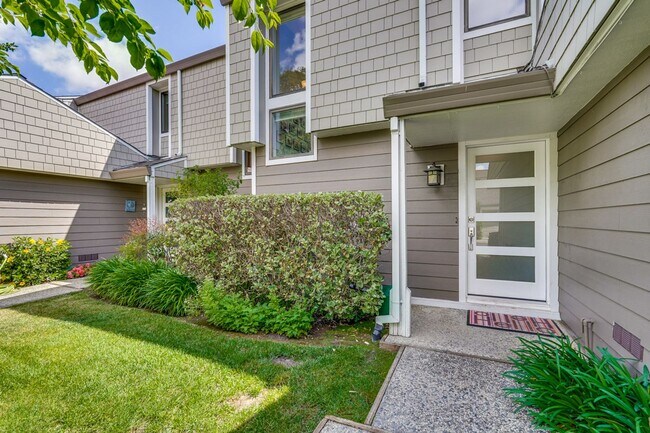 Foto del edificio - Large 3 Bed 2.5 Bath Townhome walking dist...