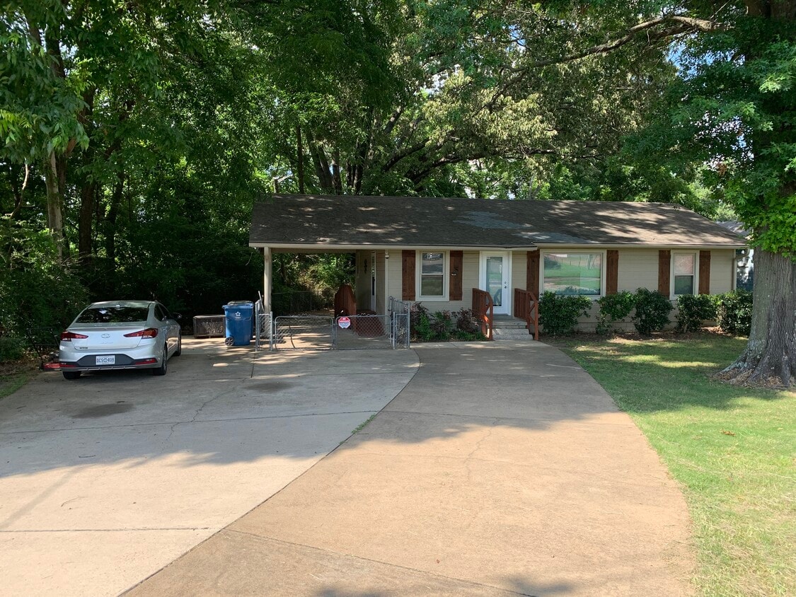 Primary Photo - 9806 Goodman Rd
