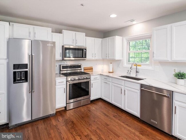 Building Photo - 731 Pine Valley Dr