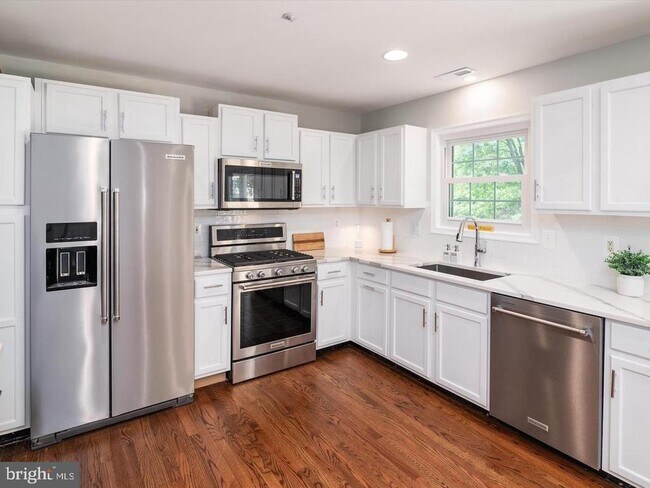 Foto del edificio - 731 Pine Valley Dr