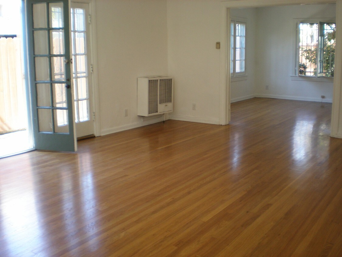 Primary Photo - 558 S St Andrews Pl