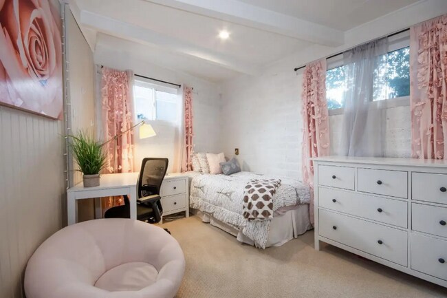 Foto del edificio - 340 Jarvis Ct