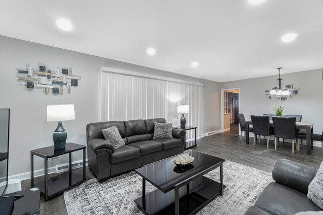 Building Photo - 701 E Higgins Rd