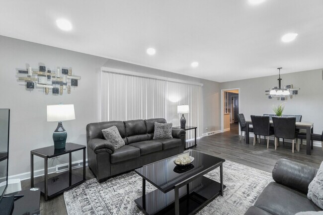 Foto del edificio - 701 E Higgins Rd