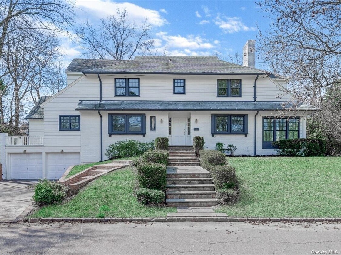 28 Ridge Dr E, Great Neck, NY 11021 House Rental in Great Neck, NY