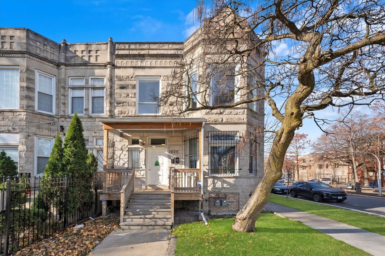 Primary Photo - 1500 S Trumbull Ave