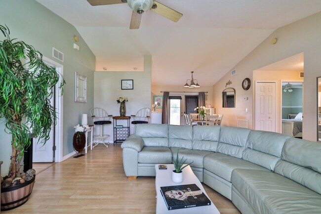 Building Photo - Furnished, Beautifully decorated 3 bedroom...