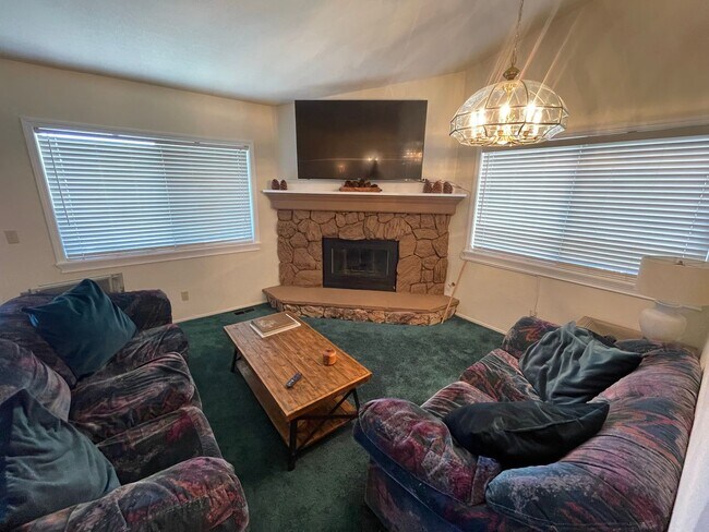 Building Photo - Beautiful townhome available now!