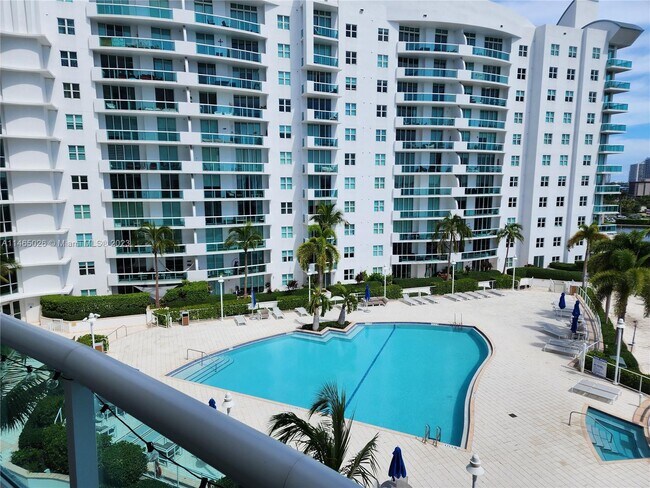 Foto del edificio - 7900 Harbor Island Dr
