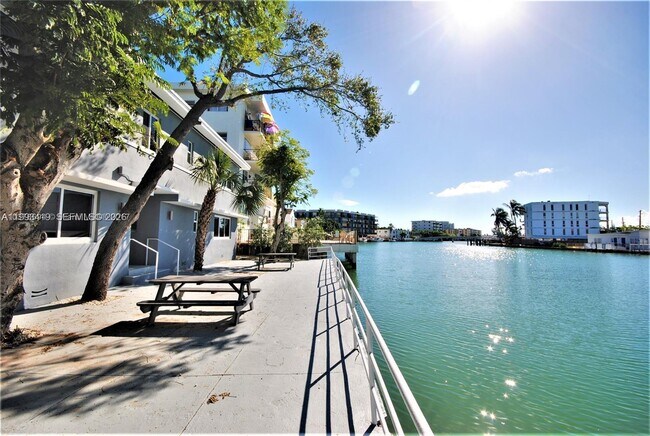 Foto del edificio - 8260 Byron Ave