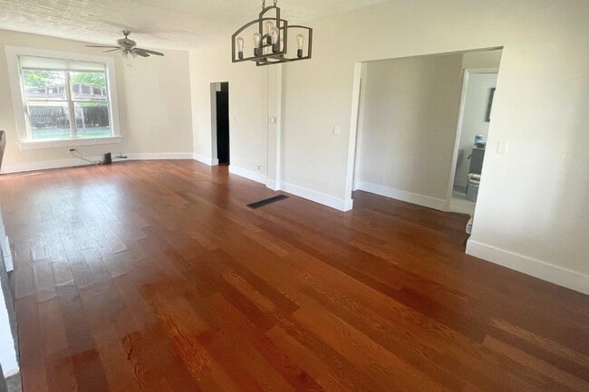 Bright & Open Living Room / Dining Room - 1449 E Long St