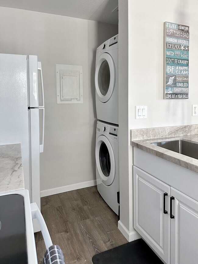 Foto del edificio - Fully Furnished Two Bedroom / Two Bath Wai...