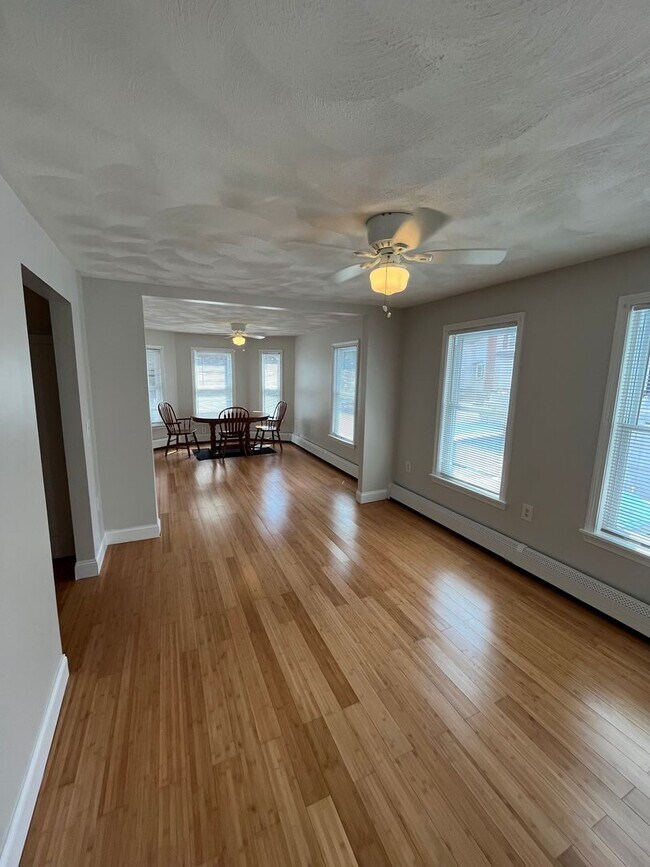 Building Photo - 4 Bedroom 2 Bath Single Family Home