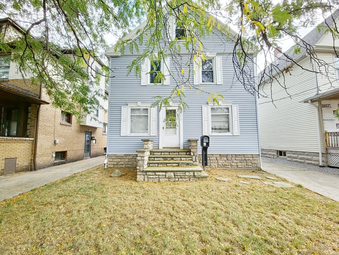 Primary Photo - Beautiful Large family home